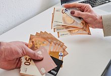 Lohnl&uuml;cke zwischen Frauen und M&auml;nnern - Annette Riedl/dpa