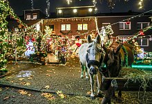 Besuch im Oberhausener Weihnachtshaus - Christoph Reichwein/dpa