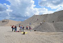 Schatzsucher im Kieswerk L&uuml;ttow (Zarrentin) - Rolf Konkel/GeoPark Nordisches Steinreich/dpa-tmn