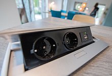 Versenkbare Steckdose in einer Küche - Andrea Warnecke/dpa-tmn