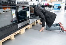 Kunde untersucht Herd im Handel - Laura Ludwig/dpa-tmn