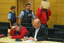 Verborgen: Bei der Verhandlung gegen den wegen Missbrauchs angeklagten Bad Oeynhausener Physiotherapeuten schützen beide Angeklagten ihr Gesicht vor den Fotografen. - Foto: Andreas Zobe/NW