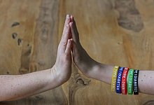 Eine Person trägt Armreifen mit der Aufschrift "Diabetes Type 1" - Jens Kalaene/dpa-Zentralbild/dpa-tmn