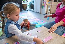 Mal wieder ausgehen: Babysitter braucht Versicherungsschutz - Foto: Christin Klose/dpa-tmn