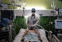 Corona-Intensivstation Frankreich - Foto: Jeff Pachoud/AFP/dpa