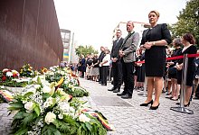 Franziska Giffey (r), Regierende B&uuml;rgermeisterin von Berlin, steht bei der Gedenkveranstaltung f&uuml;r die Opfer von Mauer und Teilung vor dem Mahnmal. - Fabian Sommer/dpa