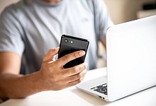 Log-in per Smartphone - Foto: Zacharie Scheurer/dpa-tmn