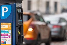 Parkscheinautomat steht vor parkenden Autos am Straßenrand - Monika Skolimowska/dpa/dpa-tmn