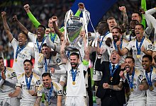 Real Madrid mit dem Champions-League-Pokal - Robert Michael/dpa
