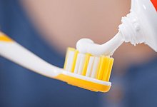 Zahnpasta auf einer Zahnb&uuml;rste - Christin Klose/dpa-tmn