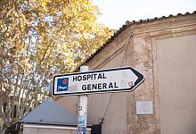 Ein Krankenhausschild in Spanien - Clara Margais/dpa