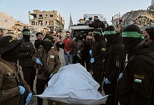 Der Islamische Dschihad und der Hamas übergeben eine Leiche. - Jehad Alshrafi/AP/dpa