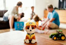 Eine Familie spielt im Wohnzimmer - Uwe Anspach/dpa