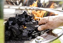 Grillkohle - Foto: Monique W&uuml;stenhagen/dpa-tmn