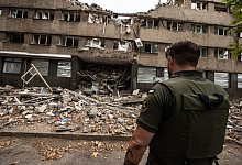 Ein ukrainischer Soldat steht vor einem zerst&ouml;rten Haus in Mykolajiw. Es ist eine der am meisten angegriffenen St&auml;dte des Landes. - Hector Adolfo Quintanar Perez/ZUMA Press Wire/dpa