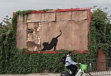 Banksy enthüllt neues Kunstwerk - -/Banksy/PA Wire/dpa