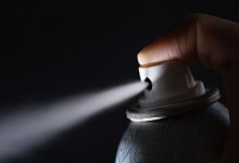 Spr&uuml;hstrahl kommt aus einem Deo - Monika Skolimowska/dpa/dpa-tmn