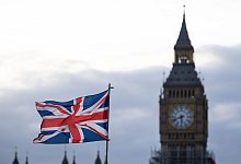 Ein Union Jack weht im Wind in London - Monika Skolimowska/dpa/dpa-tmn