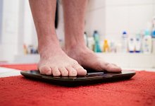 Mann steht auf einer K&ouml;rperfettwaage - Franziska Gabbert/dpa-tmn