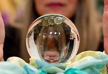 Wahrsagerin mit Kristallkugel - Sebastian Kahnert/dpa