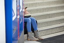 Mit dem Handy - Foto: Friso Gentsch/dpa