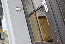 Unfassbar: Bei einer Immobilie erwartet uns direkt eine eingeschlagene Eingangst&uuml;r. - Jan-Henrik Gerdener