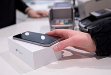 Telefon auf Tresen - Florian Schuh/dpa-tmn