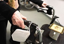 Maske in Pflegeheim - Angelika Warmuth/dpa