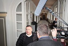 Stellungnahme: Necati Aydin, Mitglied des Herforder Ditib-Vorstandes, steht ARD-Mitarbeitern im Rathaus Rede und Antwort. - Jobst L&uuml;deking