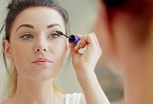 Wimpern mit Mascara schminken - Monique W&uuml;stenhagen/dpa-tmn