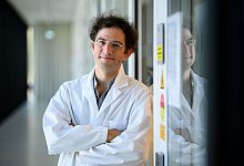 Molekularbiologe Emanuel Wyler steht vor dem Sicherheits-Labor vom Max-Delbr&uuml;ck-Centrum f&uuml;r molekulare Medizin in Berlin. - Bernd von Jutrczenka/dpa