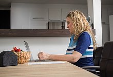 Eine Frau an einem Notebook - Christin Klose/dpa-tmn