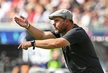 K&ouml;lns Trainer Steffen Baumgart ist an der Seitenlinie in Aktion. - Arne Dedert/dpa/Archivbild