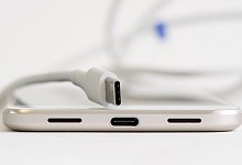 USB-C-Kabel und Ladebuchse an einem Smartphone - Andrea Warnecke/dpa-tmn