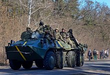 Ukrainische Soldaten auf einem gepanzerten Mannschaftswagen in der Region Wyschgorod nahe Kiew. - Efrem Lukatsky/AP/dpa