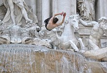 Mann springt in den Trevi-Brunnen - Foto: Alessio Taralletto
