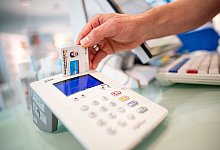 Eine Gesundheitskarte wird in ein Lesegerät gesteckt - Fabian Sommer/dpa/dpa-tmn