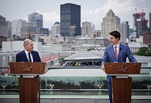 Bundeskanzler Olaf Scholz (SPD) und Kanadas Permier Justin Trudeau (r) geben eine Pressekonferenz. - Kay Nietfeld/dpa