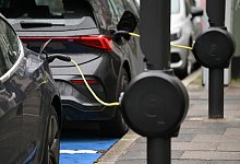 Elektroautos an E-Ladesäulen - Arne Dedert/dpa