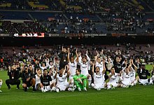 Frankfurts Mannschaft im Camp Nou - Arne Dedert/dpa