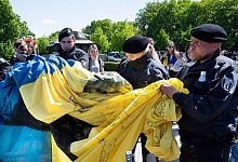 Berlin hat am Sonntag und Montag f&uuml;r 15 Gedenkorte Auflagen erlassen, unter anderem ein Verbot von russischen und ukrainischen Fahnen. - Christophe Gateau/dpa