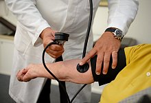 Besuch beim Hausarzt - Foto: Bernd Weissbrod
