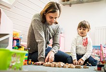 Vater spielt mit seiner Tochter - Christin Klose/dpa-tmn/dpa