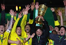 Hoch den Pott - Foto: Martin Rose/Getty-Pool/dpa