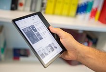 Mensch liest E-Book - Foto: Zacharie Scheurer/dpa-tmn