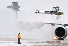 Ein Flugzeug wird vor dem Start enteist - Soeren Stache/dpa-Zentralbild/dpa-tmn