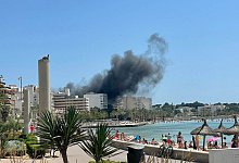 Eine Rauchwolke steigt durch den Brand im Restaurant &laquo;Why Not&raquo; in der N&auml;he des Ballermanns auf. - 5vision/dpa