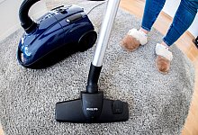 Staubsaugen reicht irgendwann nicht mehr - Foto: Hauke-Christian Dittrich/dpa/dpa-tmn/Illustration