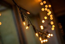 Lichterketten mit Stromkabel - Christin Klose/dpa-tmn