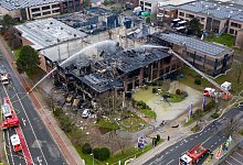 Die Feuerwehr l&ouml;scht letzte Glutnester in einer Lagerhalle nach einem Gro&szlig;brand. - Christoph Reichwein/dpa/Archivbild